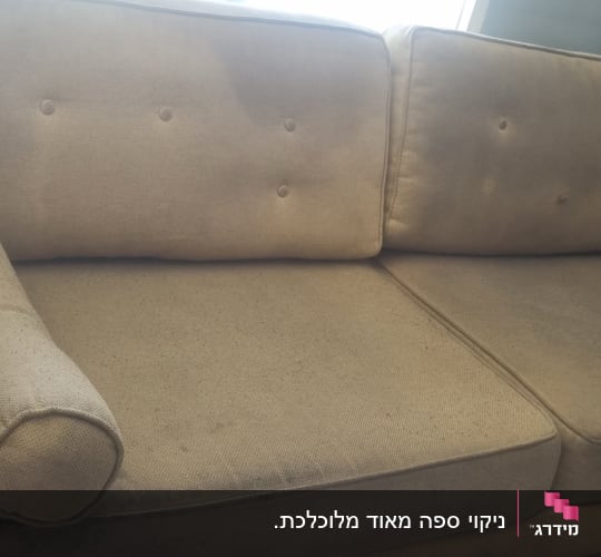 ספה עם כתמים לפני ניקוי